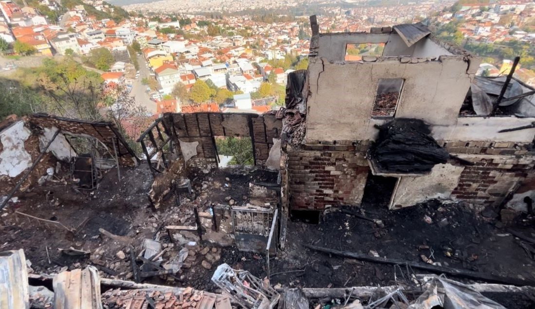 Bursa’nın Osmangazi ilçesinde 2 katlı bir evde çıkan ve bitişikteki