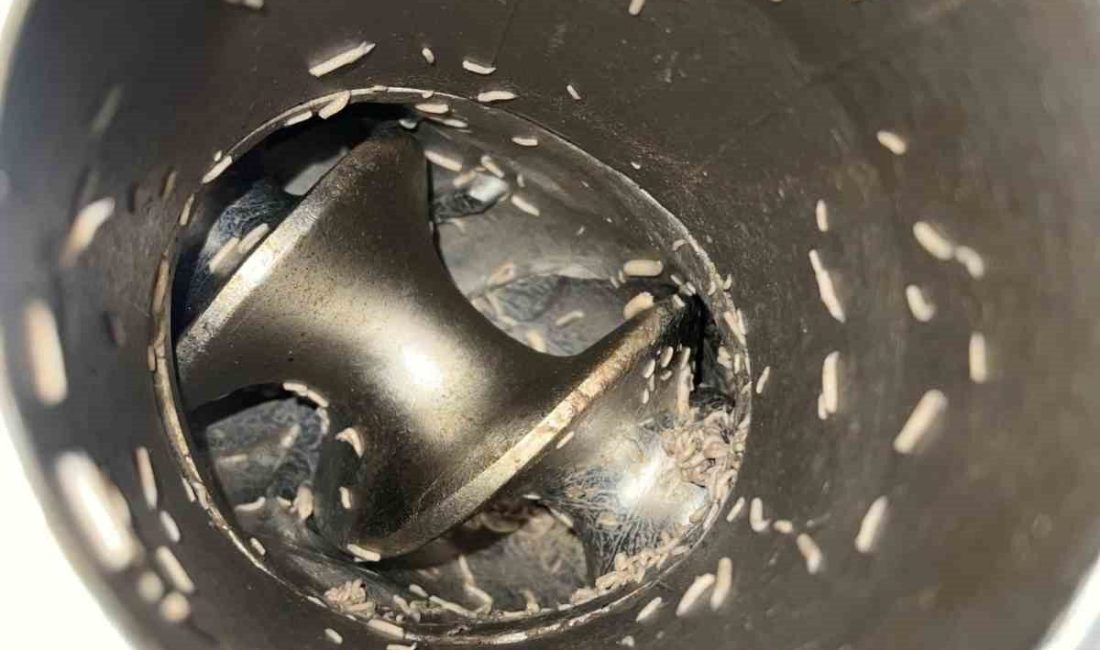 Çanakkale’nin Gökçeada ilçesinde yapıan denetimde bir şarküteri işletmesinde kıyma makinasının