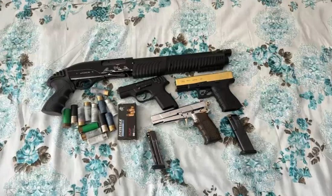 Edirne’de bir eve düzenlenen operasyonda çok sayıda silah ve mühimmat