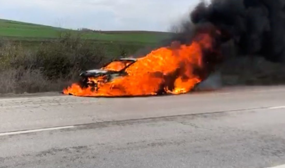 Edirne’de seyir halindeyken alev alan otomobil küle döndü. Lalapaşa ilçesinde