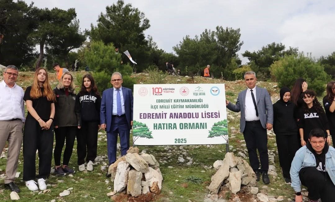 Edremit Anadolu Lisesi öğrencileri, Güre Kavurmacılar Mahallesi’nde oluşturulan Hatıra Ormanı’nda