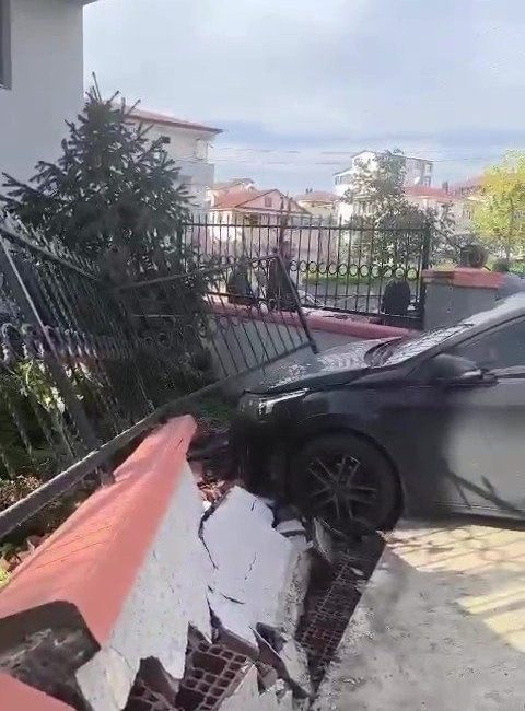 Kocaeli’nin Dilovası ilçesinde freni çekilmeden park edilen otomobil, bir evin
