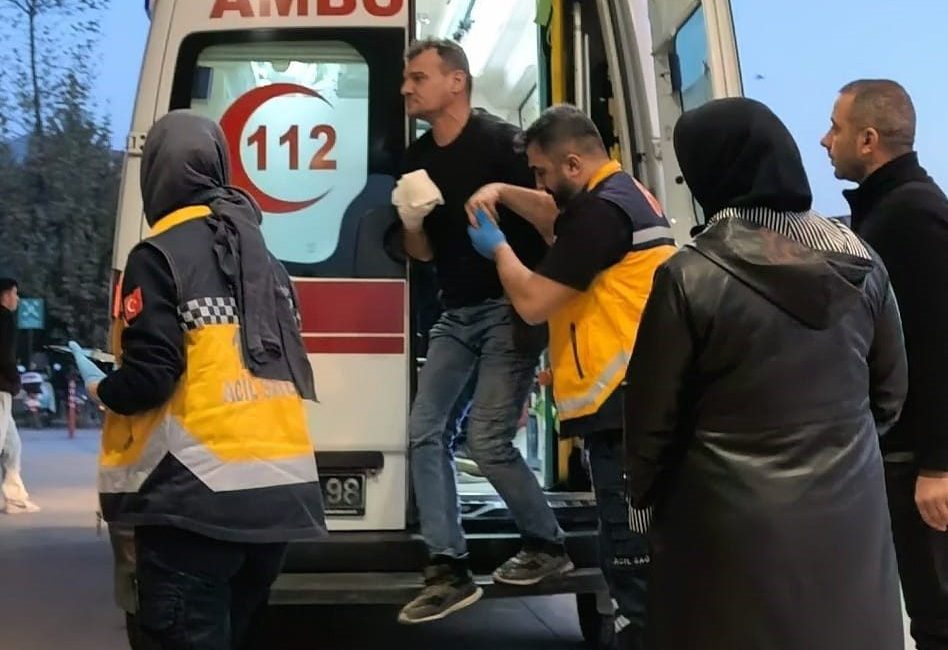 Bursa’nın İnegöl ilçesinde eli traktörün hidrolik sistemine sıkışan çiftçi yaralandı.