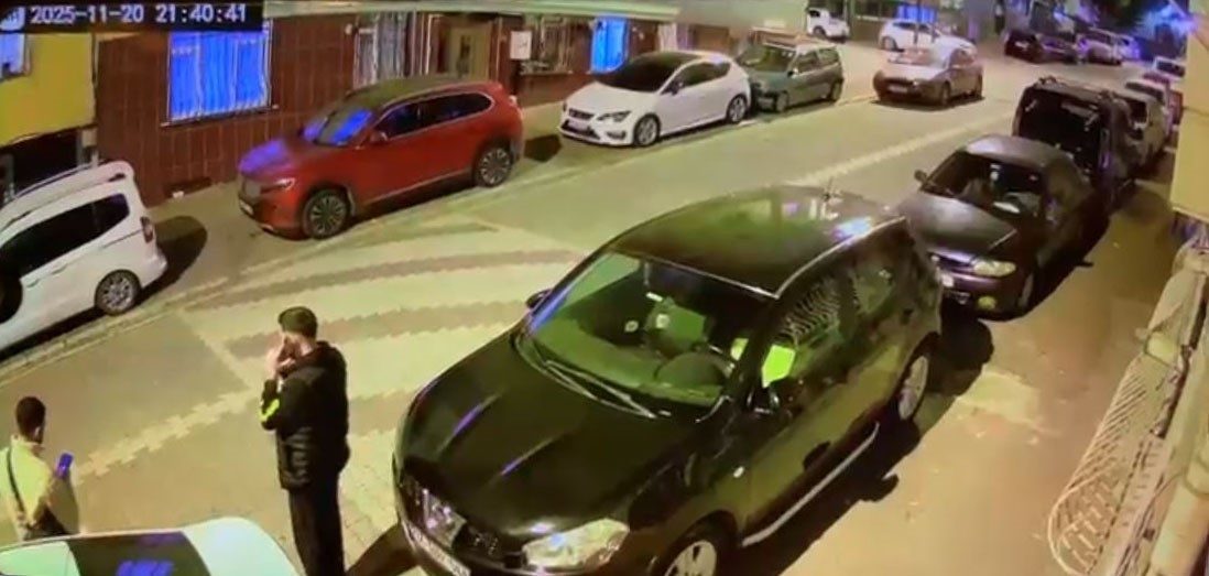 İstanbul Esenyurt’ta maskeli şüpheli, sokaktaki 2 kişiye ateş açıp kaçtı.