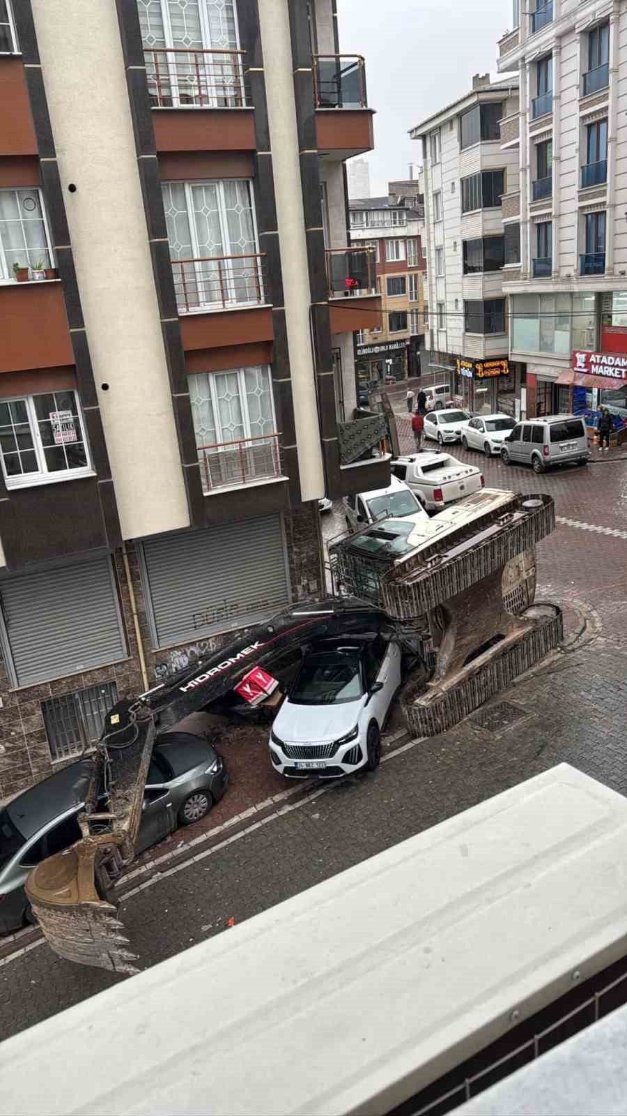 İstanbul Esenyurt’ta seyir halindeki tırın dorsesinde bulunan iş makinesi devrildi.