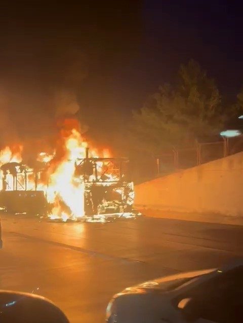 Eyüpsultan Kemerburgaz yolunda İETT otobüsünde yangın çıktı. Olay yerine itfaiye