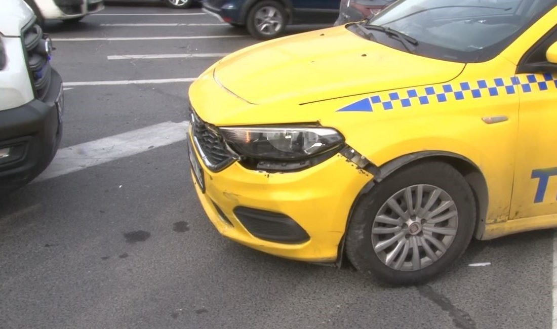 İstanbul Fatih’te, ışıklarda seyreden motosiklet ile aynı istikametteki ticari taksi