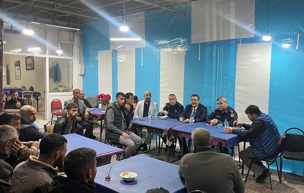 Burhaniye Kaymakamı Cumali Atilla, ilçedeki vatandaşların sorun ve taleplerini dinlemek