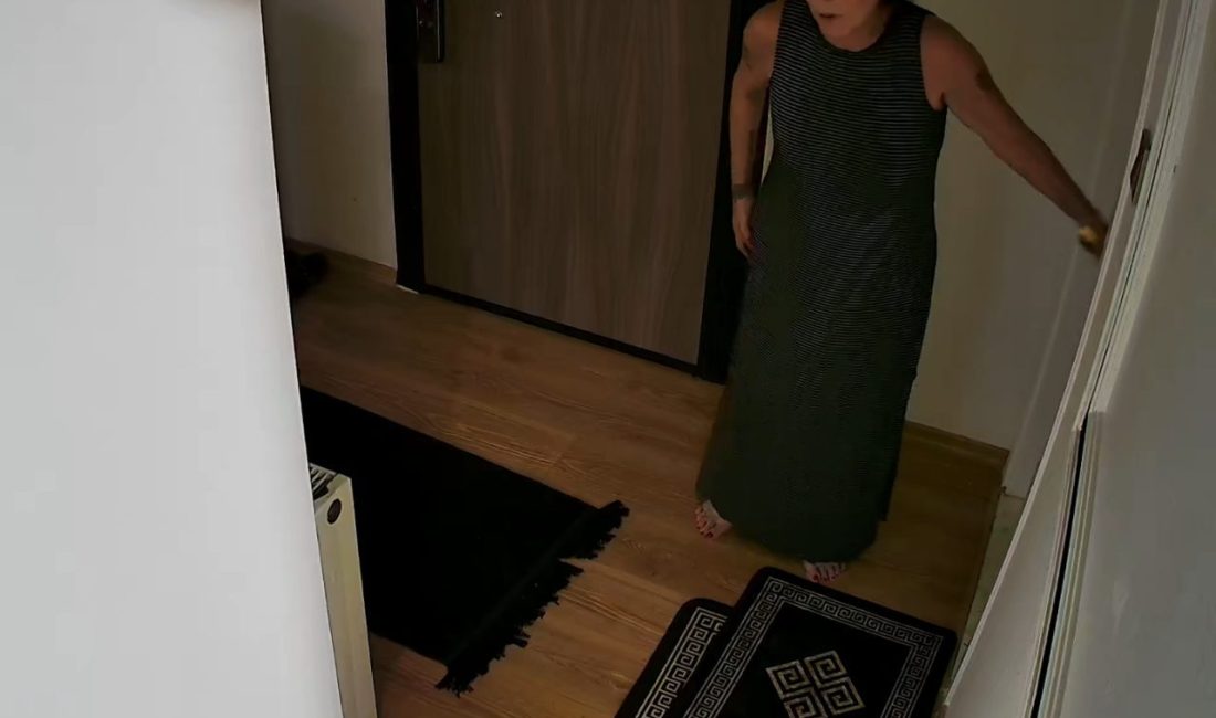 Yalova’nın Çınarcık ilçesinde sanatçı Güllü’nün 5’inci kattaki evinin penceresinden düşerek