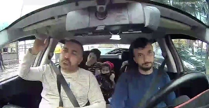 İstanbul Fatih’te konakladıkları otelde fenalaşan Böcek ailesinin taksiyle hastaneye götürüldüğü