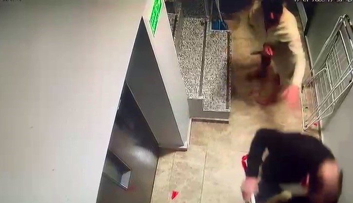 Kağıthane’de bir kişi, kendisini aldattığını öne sürdüğü boşanma aşamasındaki eşini,