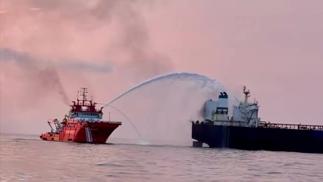 Kocaeli’nin Kandıra ilçesi Kefken açıklarında yabancı menşeli gemide çıkan yangına