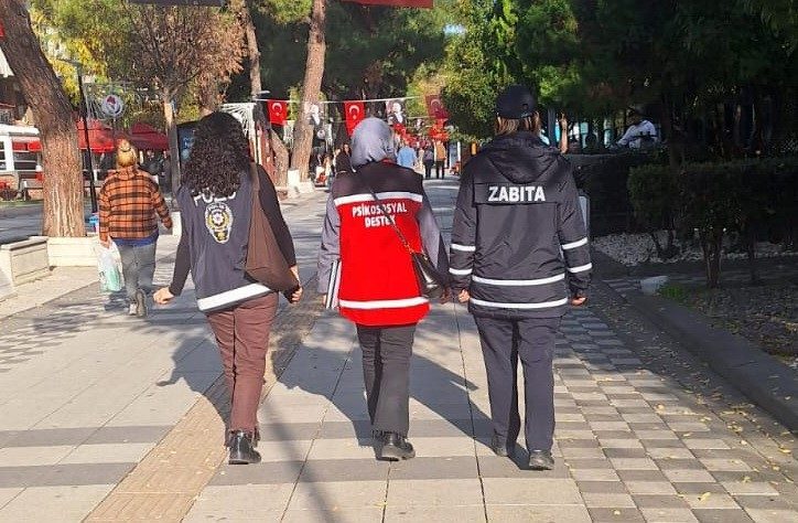 Kırklareli şehir merkezinde, vatandaşların duygularını istismar eden sokakta çalışan ve