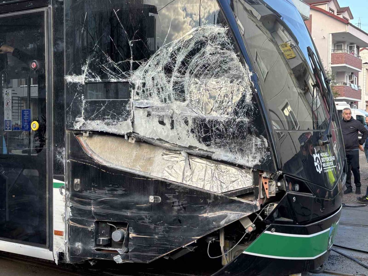 Kocaeli’nin İzmit ilçesinde belediyeye ait çöp kamyonunun tramvaya çarpması sonucu