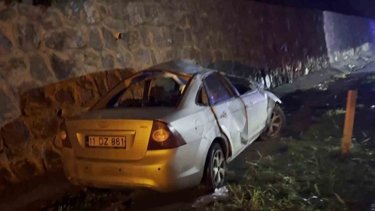 Sakarya’nın Adapazarı ilçesinde kontrolden çıkan otomobilin istinat duvarına çarptığı kazada
