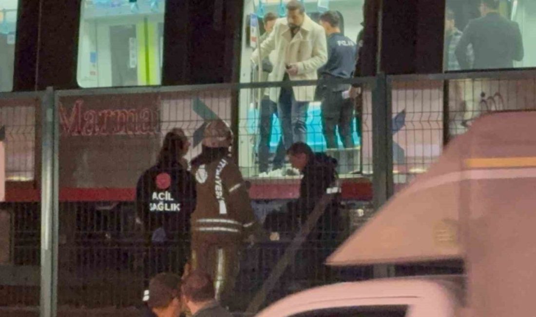 Küçükçekmece Marmaray durağında trenin geldiği sırada raylara atlayan bir şahıs