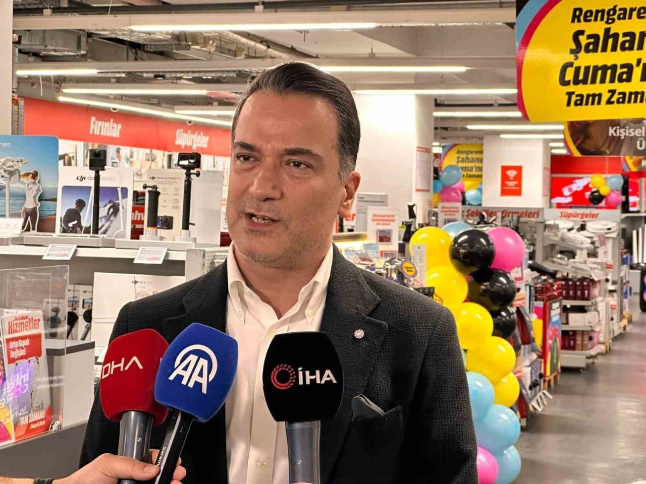 MediaMarkt Türkiye’nin gelenekselleşen Rengarenk Şahane Cuma kampanyası ‘Branda Yırtma’ etkinliği