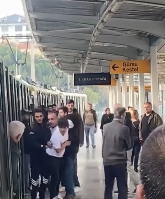 Bursa’da metroda vatandaş ile bir genç arasında yaşanan tartışma cep