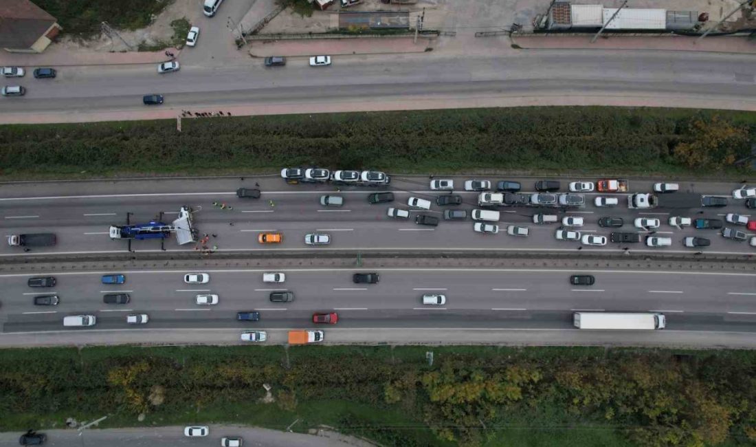 Anadolu Otoyolu Sakarya geçişinde SUV tarzı araç yüklü tır ile
