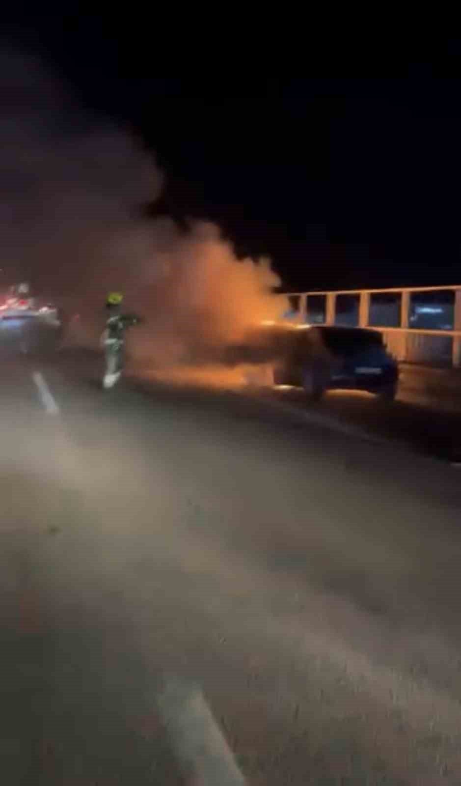 Bursa seyir halindeyken alev alan otomobil, itfaiye ekiplerinin müdahalesiyle söndürüldü.