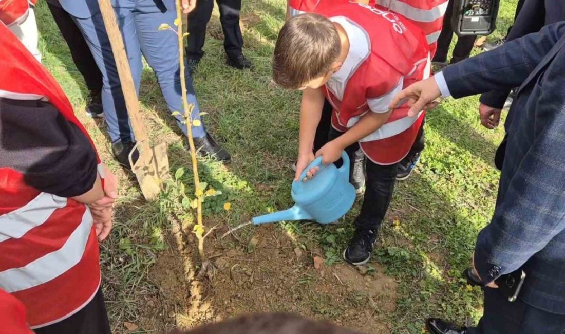 Tekirdağ’ın Süleymanpaşa ilçesinde düzenlenen etkinlikte öğrenciler fidan dikerek Türkiye ve