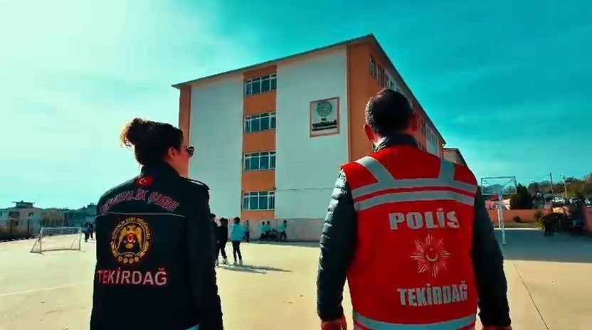 Ara tatilin ardından kent genelindeki okul çevrelerinde bin 627 polis
