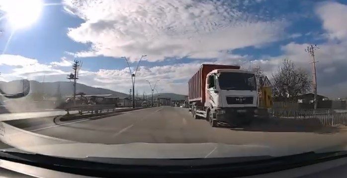 Bursa’nın Nilüfer ilçesinde ters şeritten son sürat ilerleyen bir kamyon,