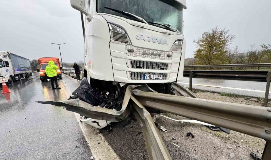 Edirne’de şiddetli sağanak nedeniyle bariyerlere çarpan tırın sürücüsü kazadan yara