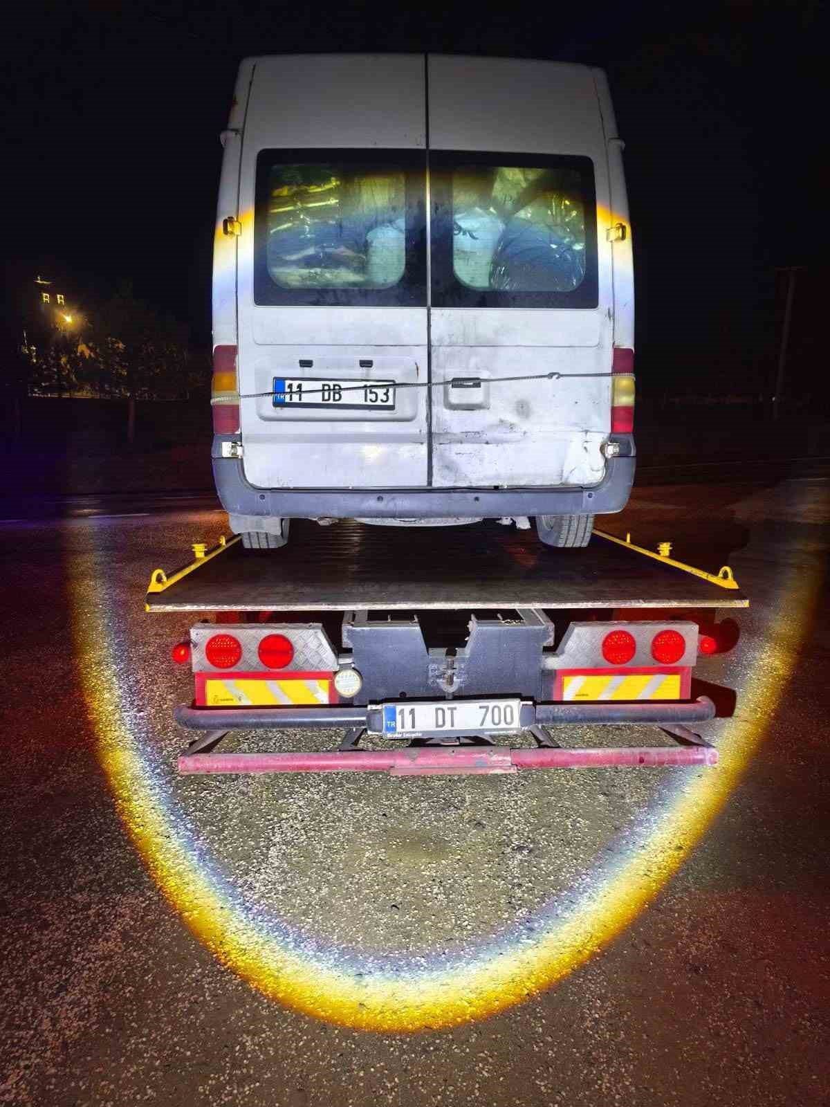 Bilecik’te jandarmanın trafik kontrolü sırasında yakalaması olan minibüs otoparka çekildi.