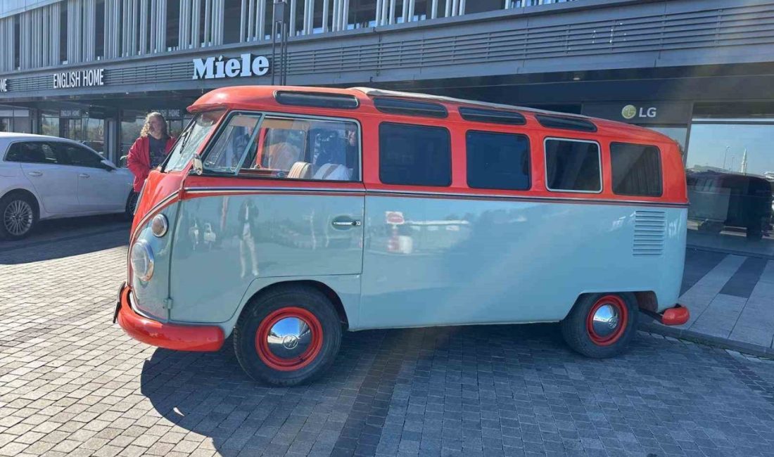 Türkiye’de tek olduğu belirtilen 1966 model 21 camlı Volkswagen Samba’yı 40