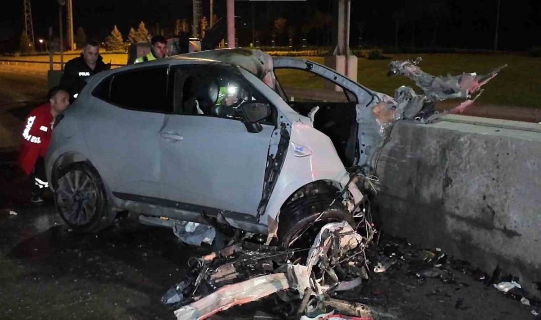 Tuzla’da Orhanlı gişeleri İstanbul istikametinde meydana gelen feci kazada otomobil