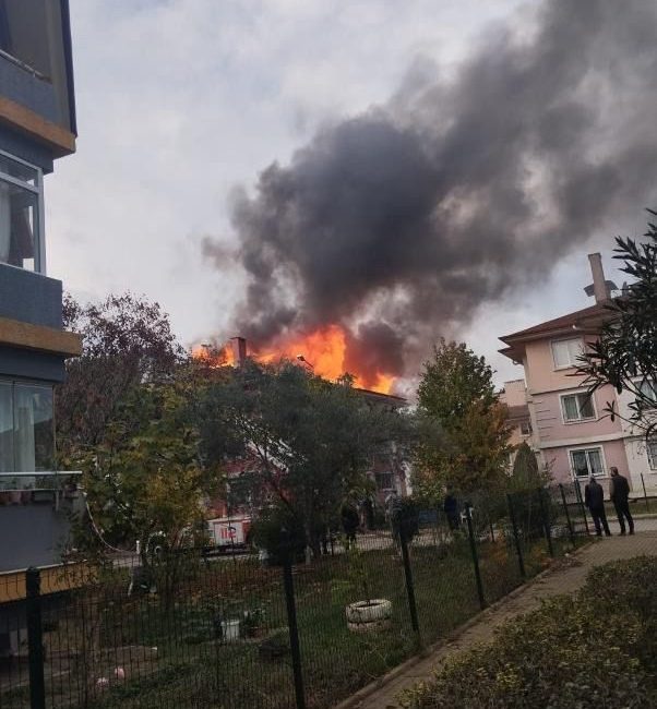 Yalova’da 3 katlı binanın çatısında çıkan yangın itfaiye ekiplerince söndürüldü.