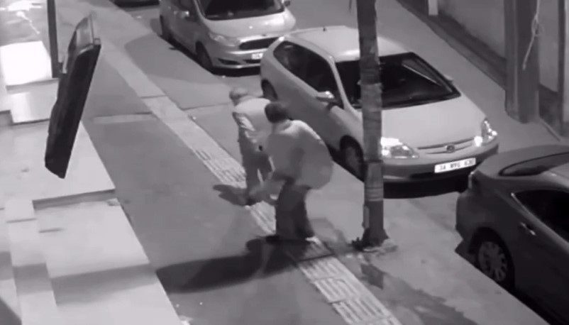 İstanbul Esenyurt’ta alkollü olduğu iddia edilen bir kadın, sokakta para