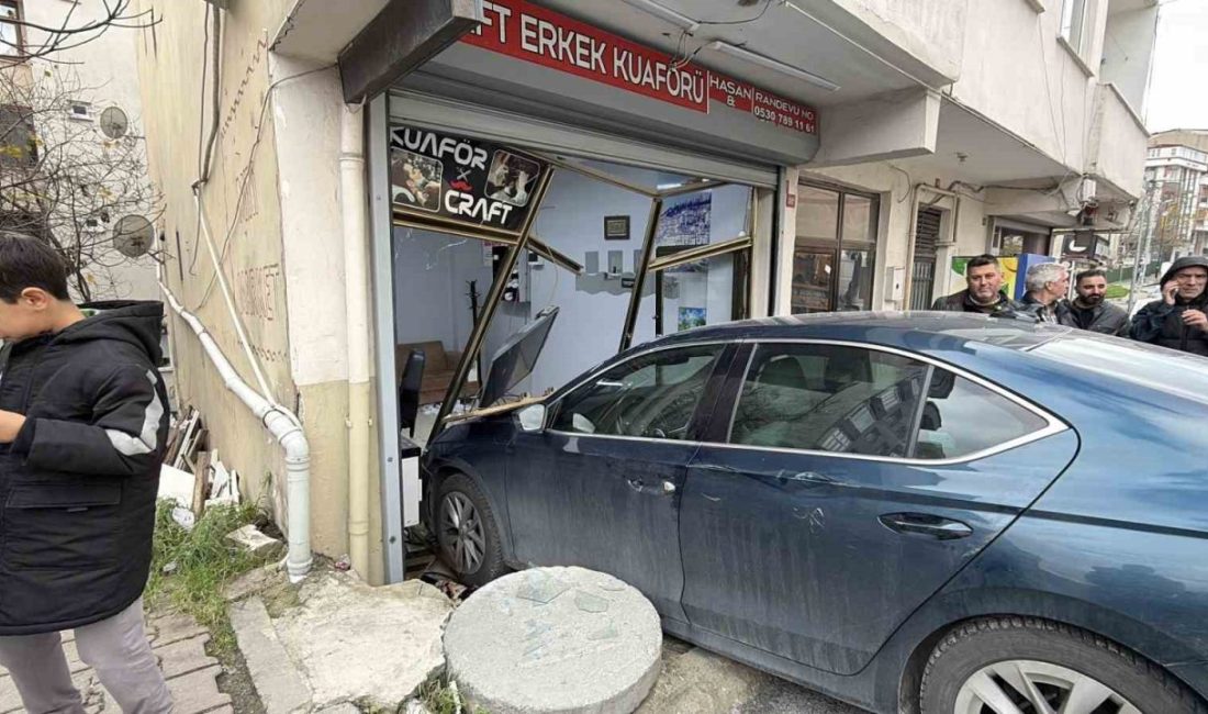 İstanbul Arnavutköy’de, el freni çekilmeyen bir otomobil yaklaşık 50 metre