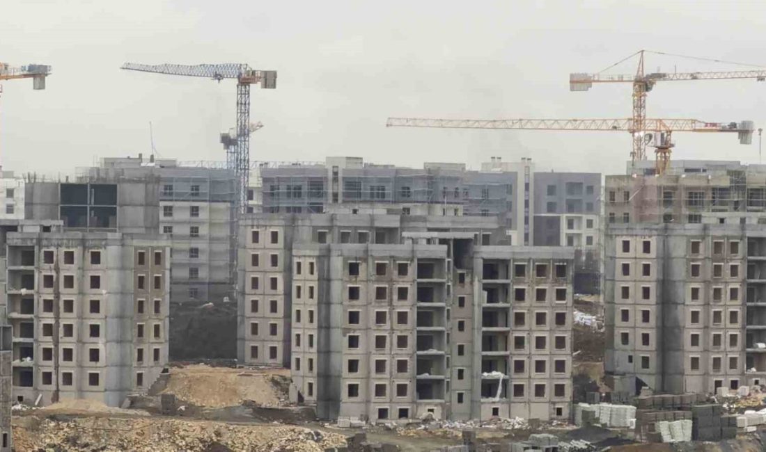 İstanbul’un Arnavutköy ilçesindeki konut projesi inşaatında çalışan bir işçi, asansör
