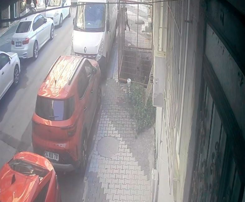 Arnavutköy’de kaldırımda oynadığı sırada yola çıkan 3 yaşındaki çocuğa otomobil