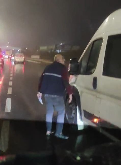 İstanbul Arnavutköy’de trafikte yol verme tartışması bıçaklı kavgaya dönüştü. Emniyet