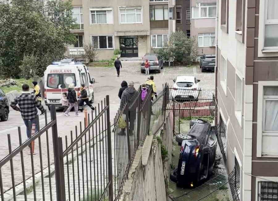 İstanbul’un Avcılar ilçesinde, ehliyetsiz sürücünün kullandığı otomobil apartman bahçesine uçarak