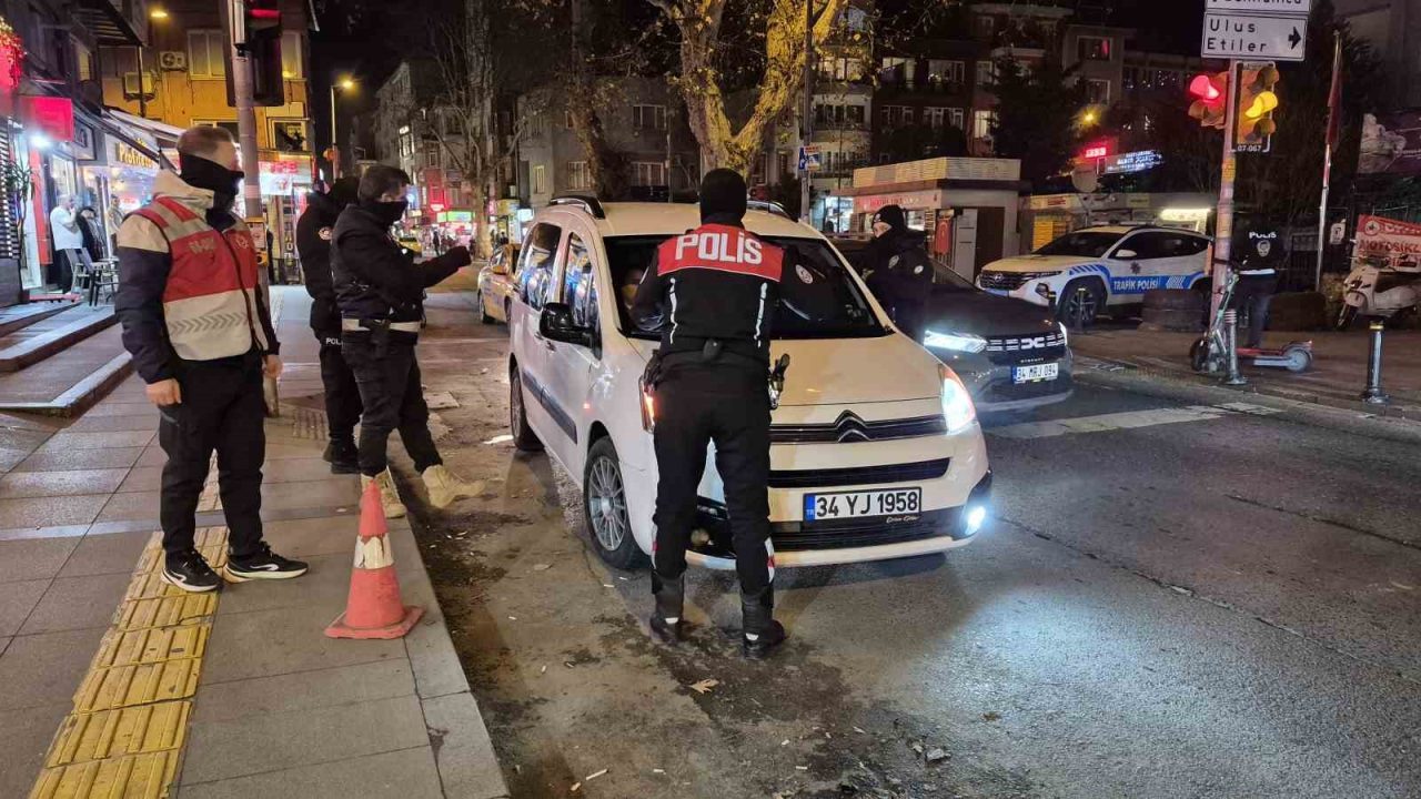 Beşiktaş Ortaköy’de, yılbaşı öncesi polis ekipleri tarafından yoğun güvenlik tedbirleri