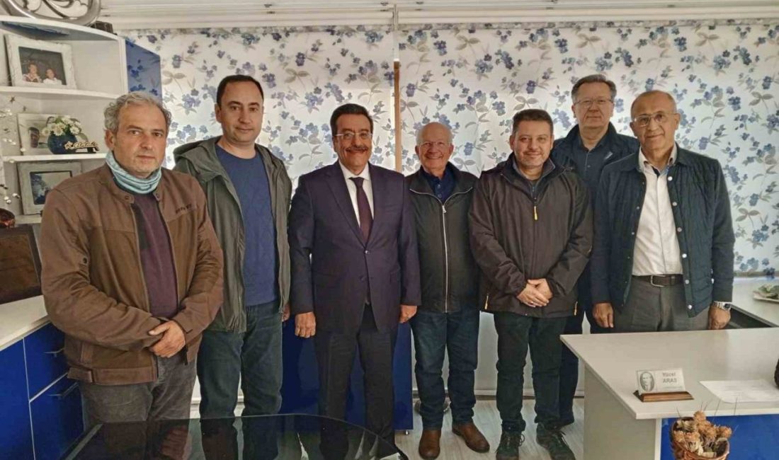 Burhaniye Kaymakamı Cumali Atilla, Burhaniye Eğitim Faaliyetlerini Destekleme Derneği’ni ziyaret