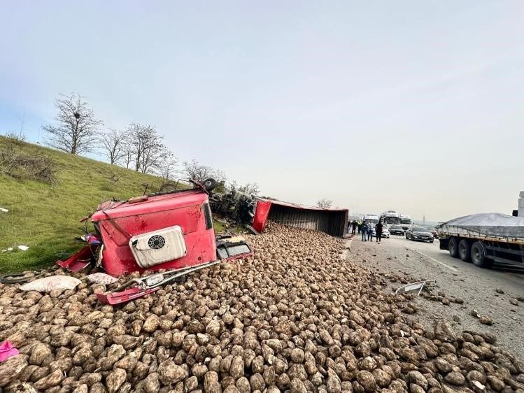 Bursa’da seyir halindeki tırın yol kenarındaki 2 araca çarpması sonucu