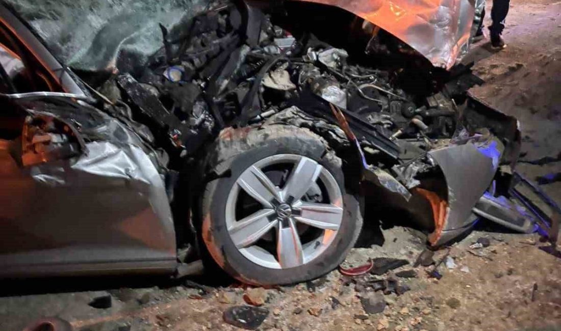 Sakarya’nın Kaynarca ilçesinde çekiciye çarpan otomobilin sürücüsü yaralandı. Sarıbeyli Mahallesi’nde