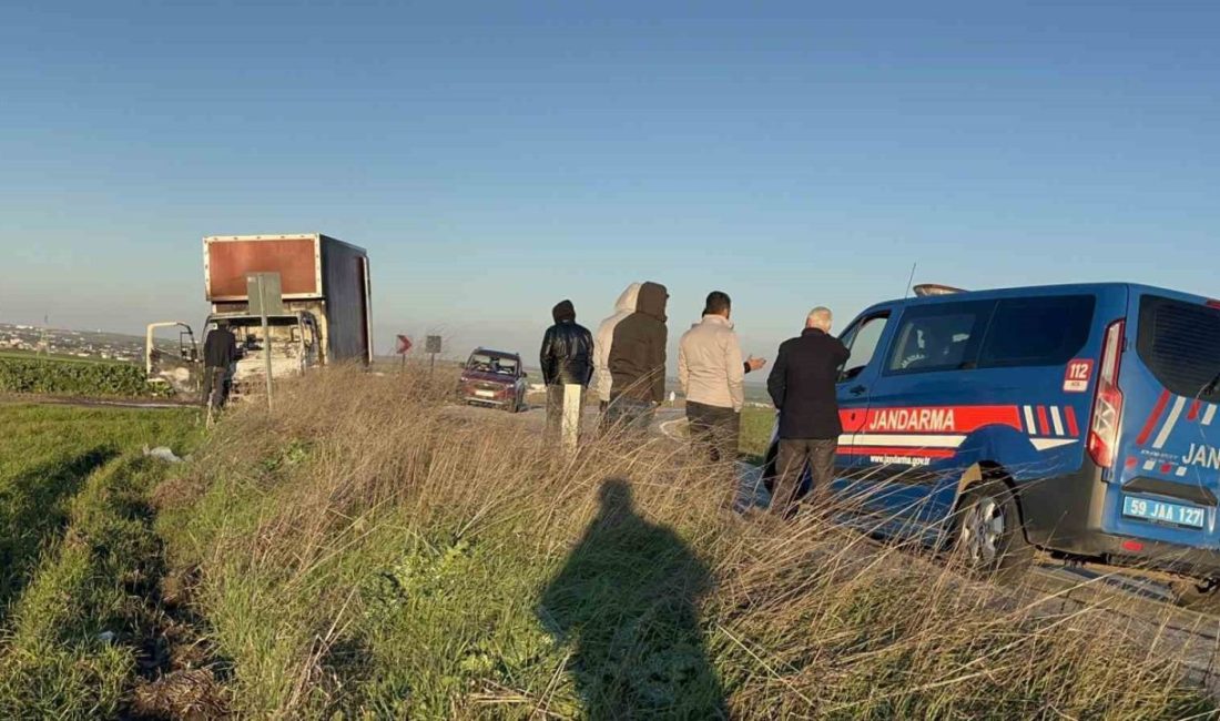 Tekirdağ’ın Çorlu ilçesinde seyir halindeyken alev alan kamyonetin kabini demir