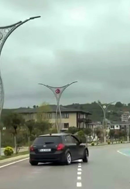 Sakarya’da drift yaparak hem kendi hem de diğer sürülerin canını