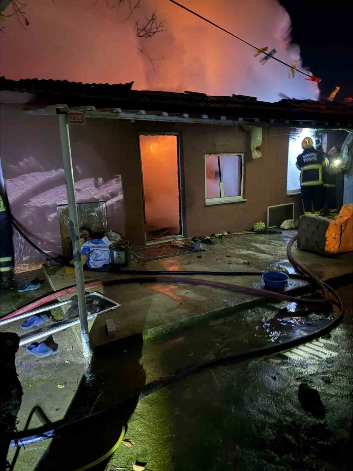 Edirne’de yaşlı kadına ait müstakil bir ev çıkan yangında alevlere