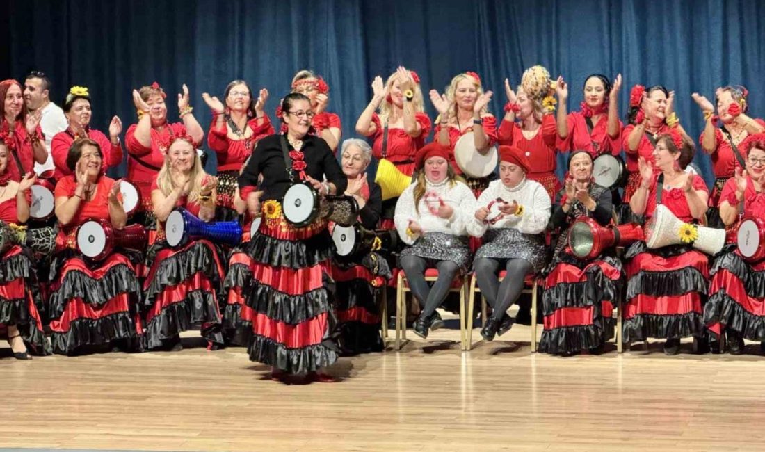 Edirne’de engelli bireylere yönelik düzenlenen konserde sahne alan kadın darbuka