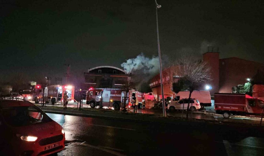 Esenyurt’ta gece saatlerinde henüz bilinmeyen sebeple hırdavat fabrikasında başlayan yangın