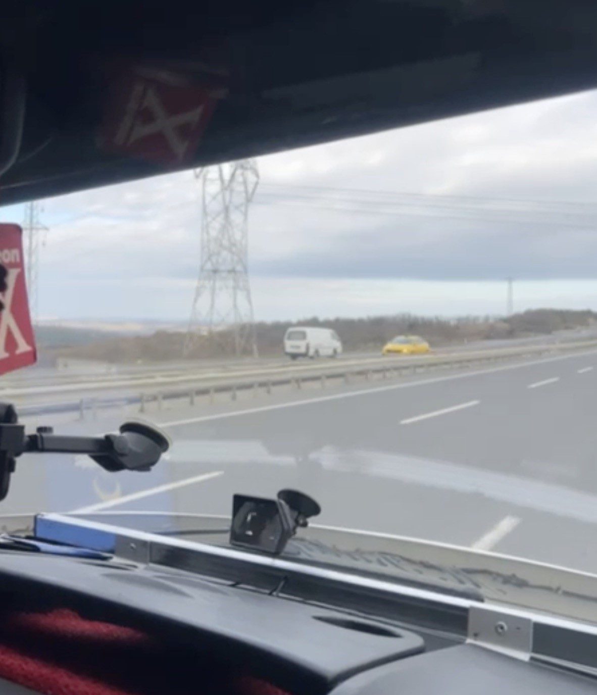 İstanbul Havalimanı yolunda bir sürücü kilometrelerce ters yönden ilerleyerek trafiği