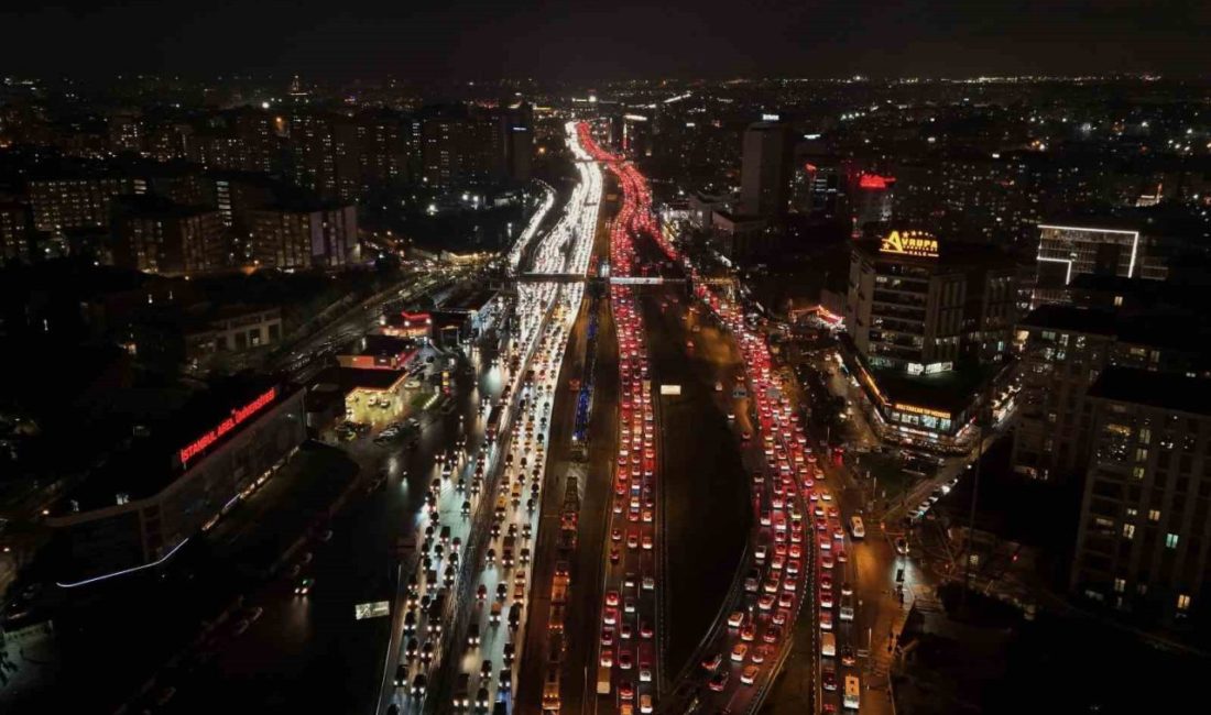 İstanbul genelinde yüzde 90 seviyelerine ulaşan trafik yoğunluğu havadan görüntülendi.