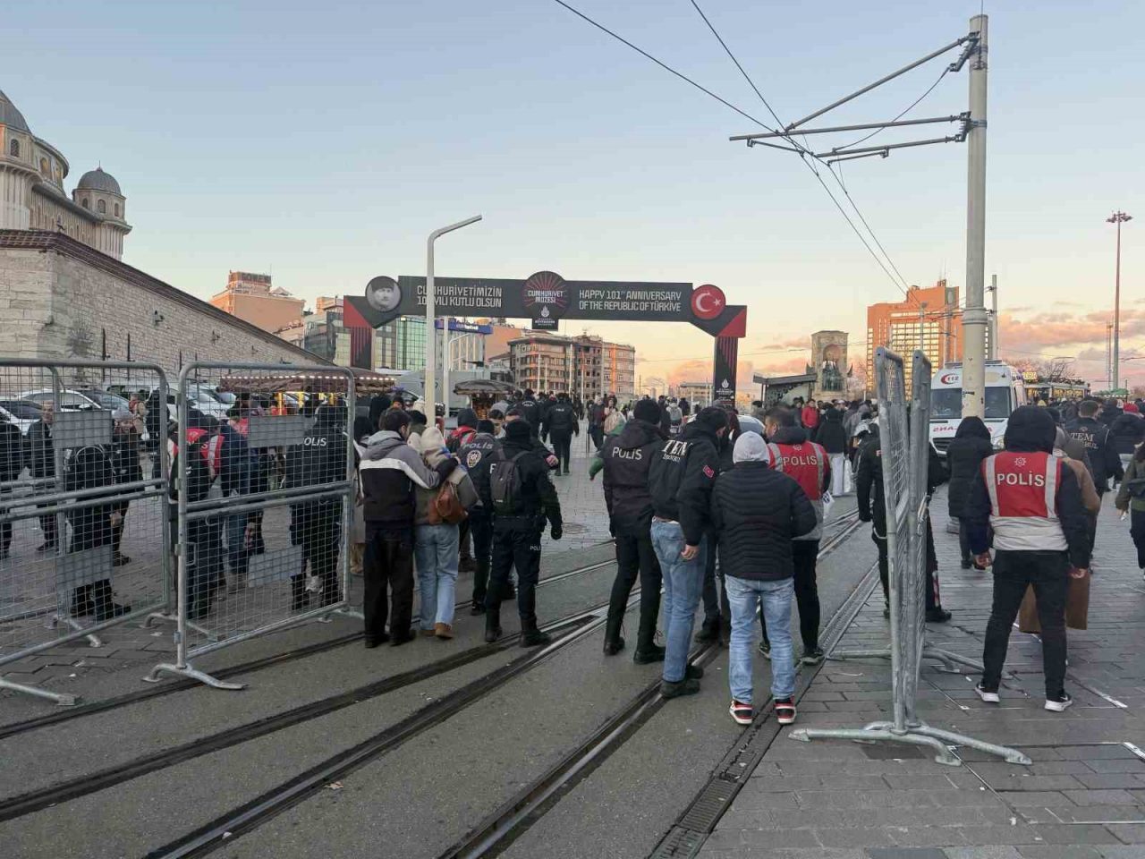 İstanbul Beyoğlu İstiklal Caddesi’nde polis ekipleri tarafından yoğun güvenlik önlemleri